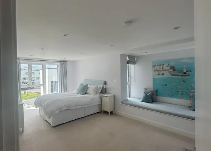 6 Ocean Gate Apartment